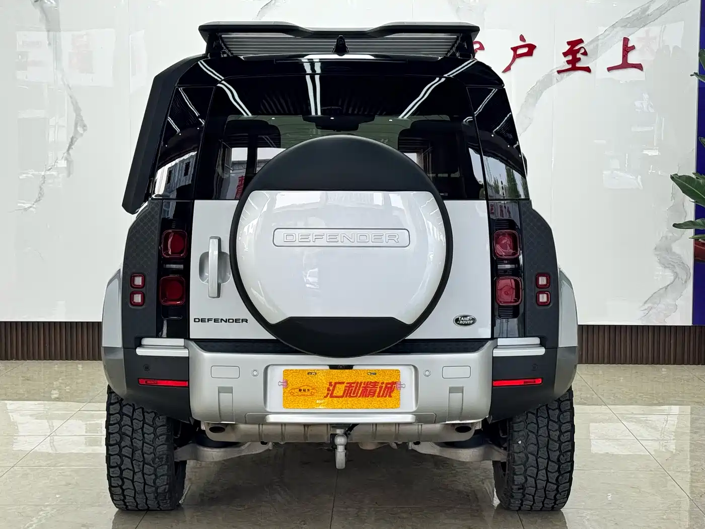 Land Rover Defender 2022 110 P400 Dark Special Edition фото 5