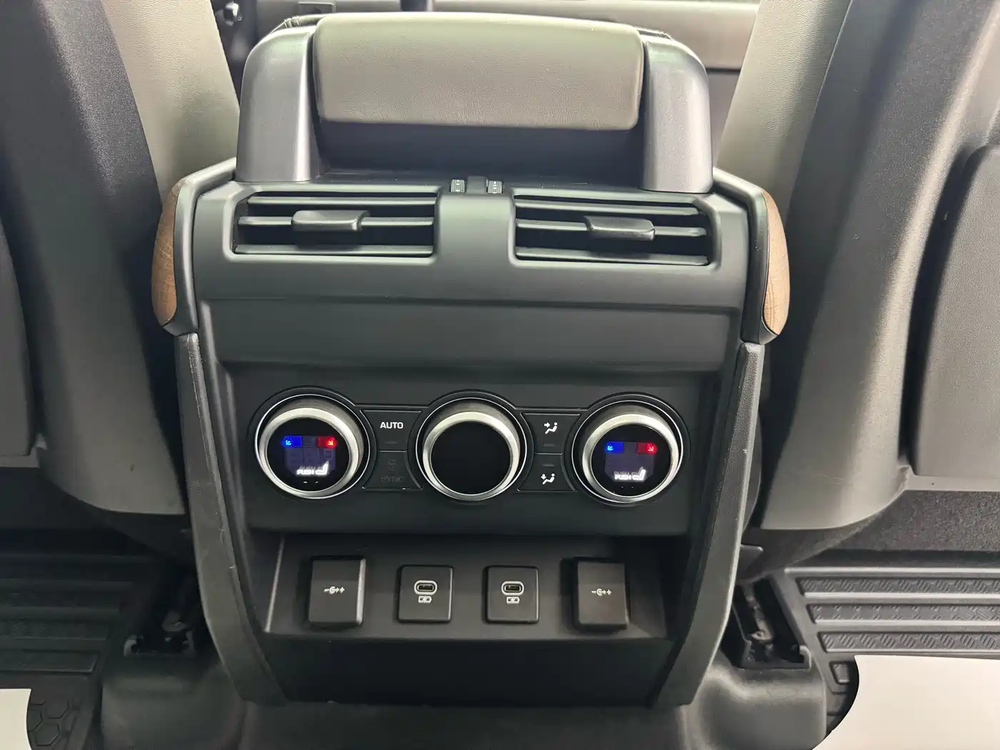 Land Rover Defender 2022 110 P400 Dark Special Edition фото 20