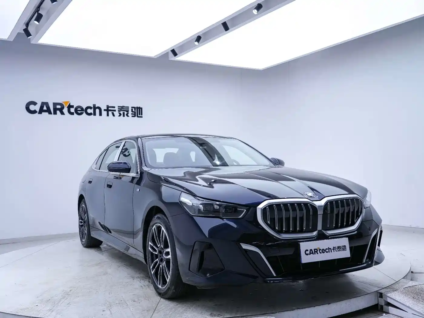 BMW 5 Series 2025 530Li Leading M Sport Package фото 12