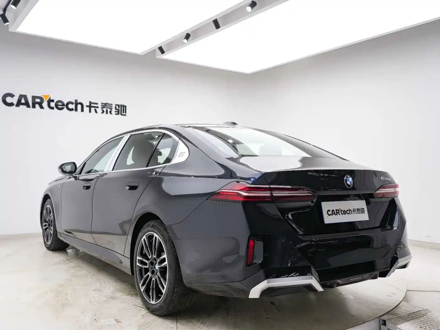 BMW 5 Series 2025 530Li Leading M Sport Package фото 24