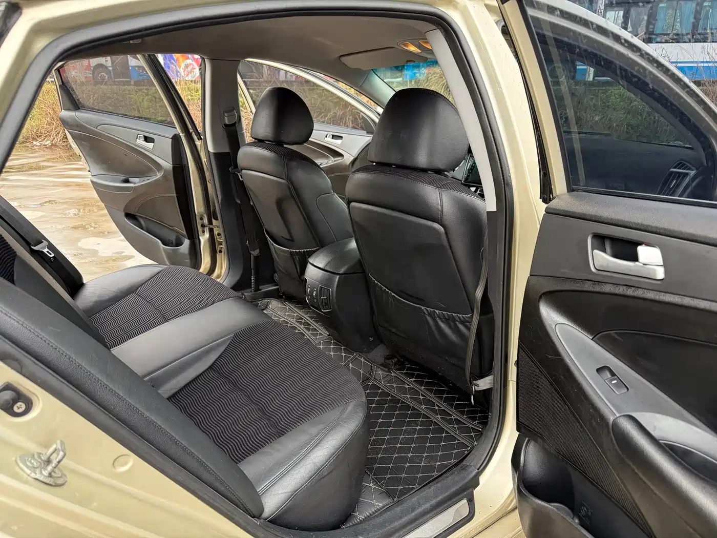 Hyundai Sonata 2011 2.0L Auto Leading Edition фото 12