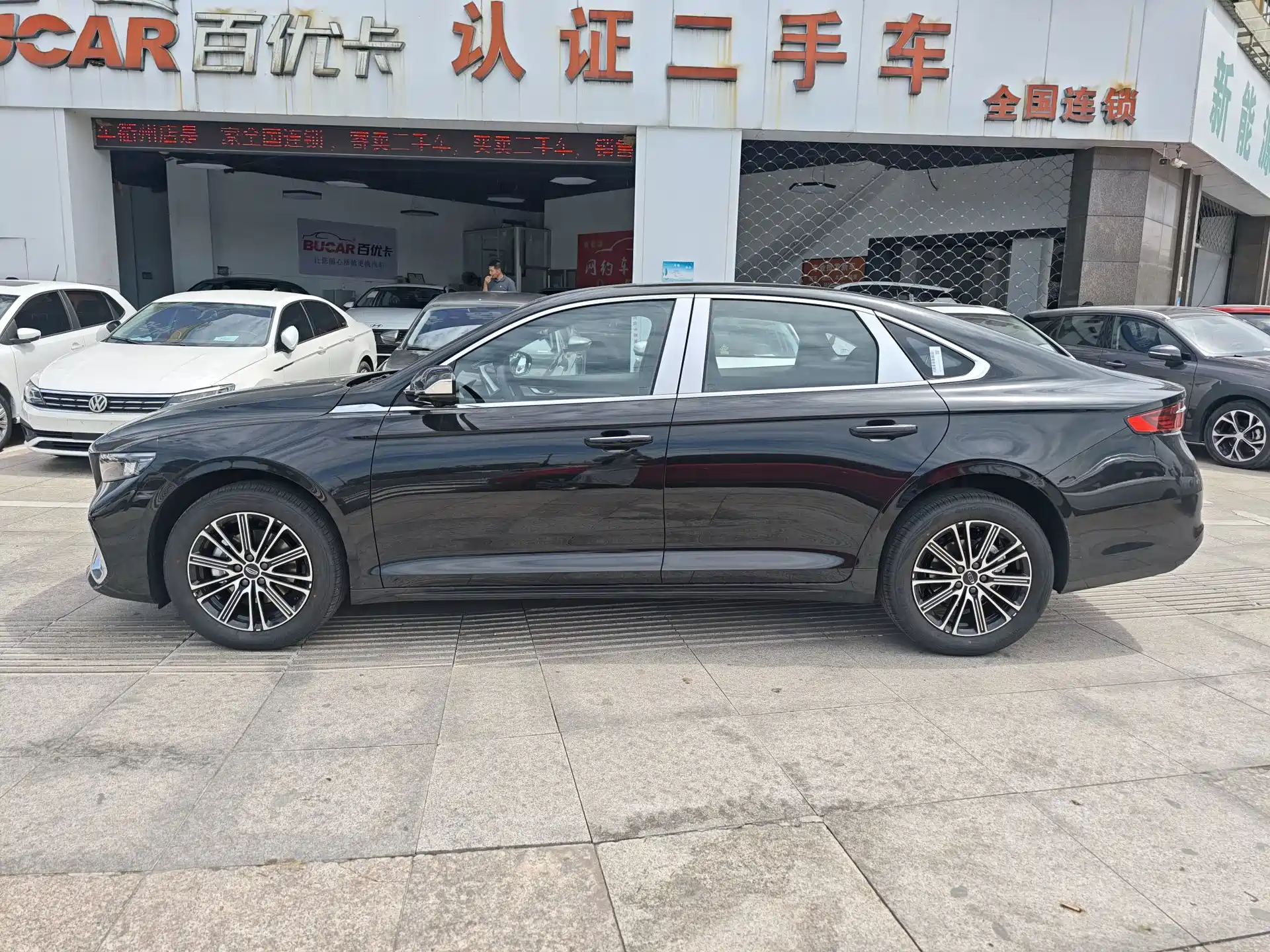 Фото 3 - Geely Preface
