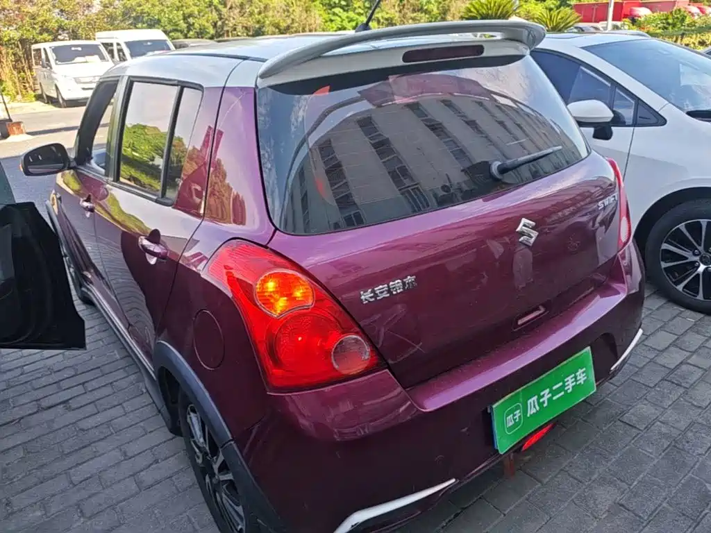Фото 5 - Suzuki Swift