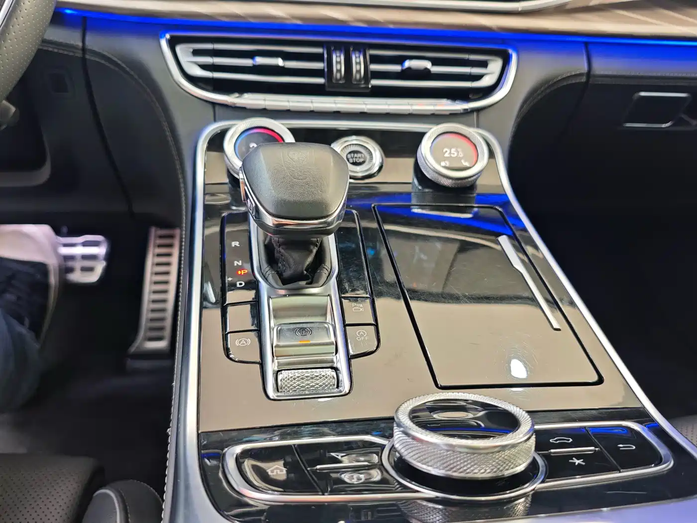 Hongqi H9 2022 2.0T Smart Connect Flag Enjoy Edition фото 6