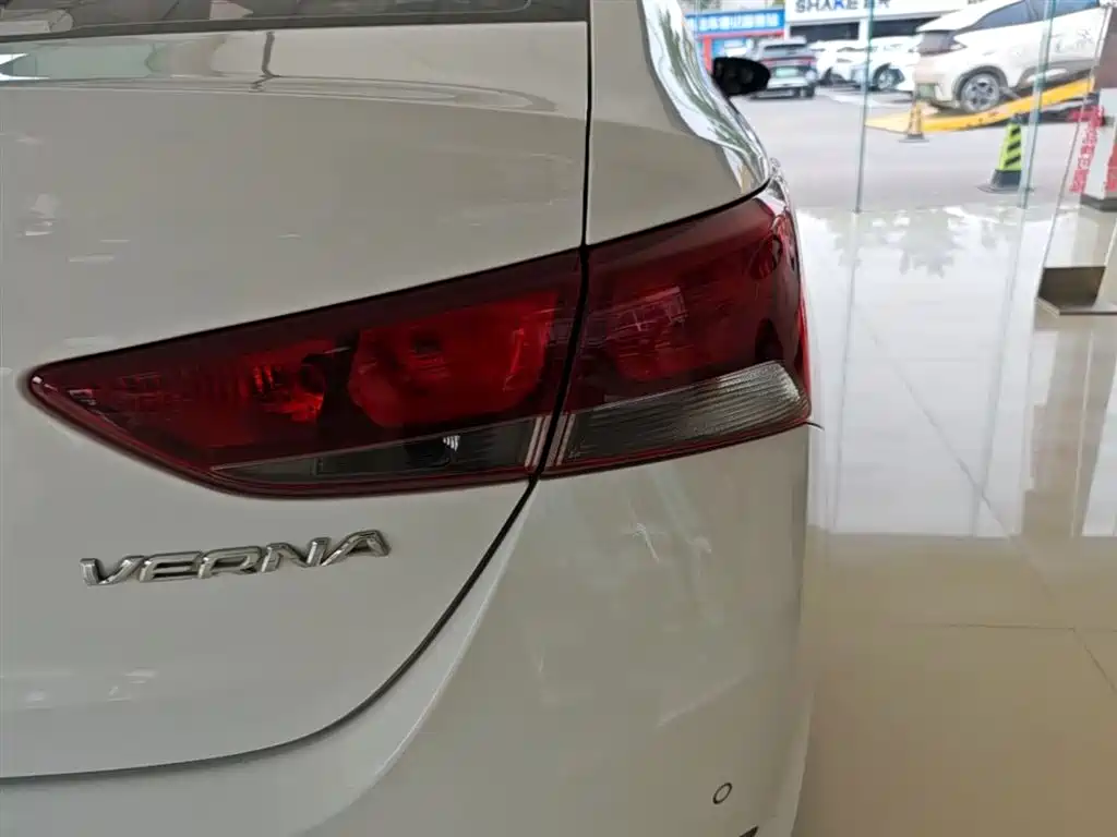 Hyundai Verna 2016 1.4L Automatic Cool Edition GLS фото 8