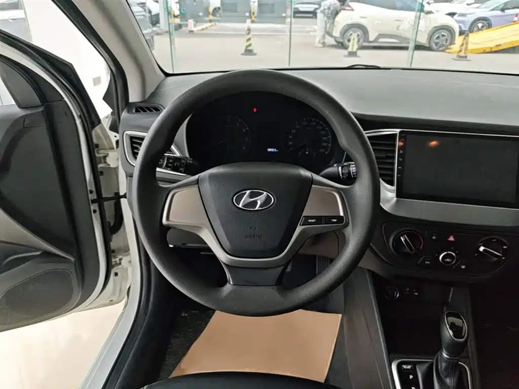 Hyundai Verna 2016 1.4L Automatic Cool Edition GLS фото 11