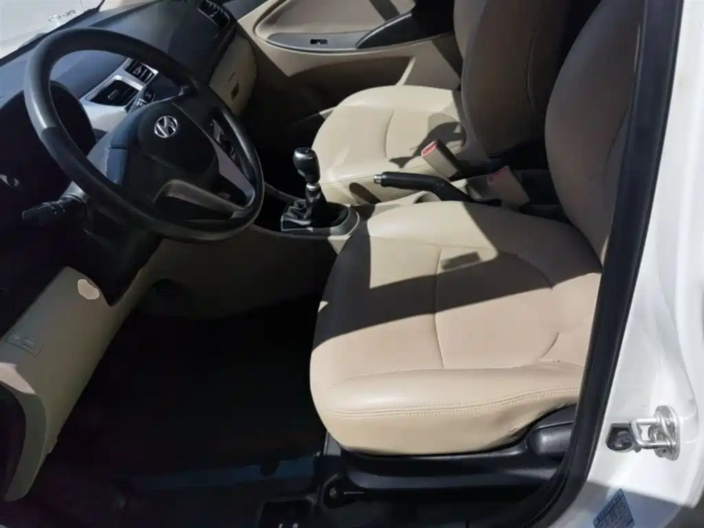 Hyundai Verna 2014 1.4L Manual Smart GLS фото 15