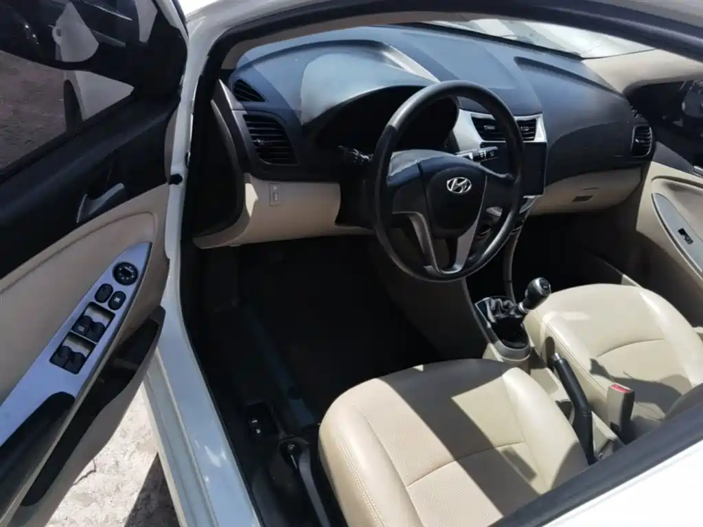 Hyundai Verna 2014 1.4L Manual Smart GLS фото 16