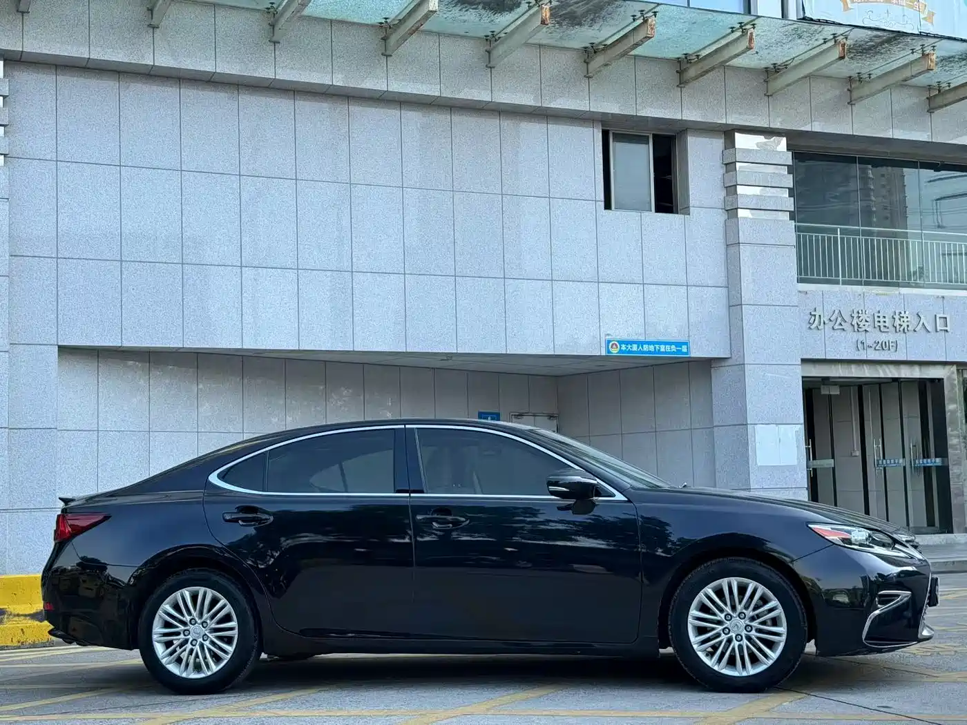 Lexus ES 2015 200 Comfort Edition фото 9