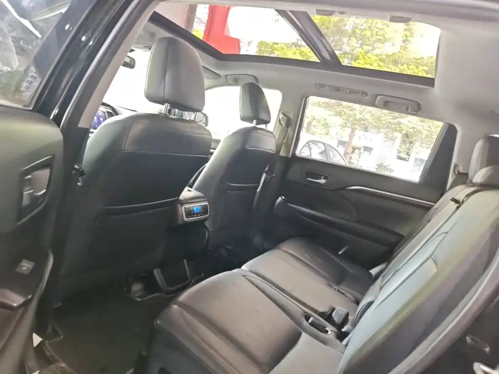 Photo 17 - Toyota Highlander