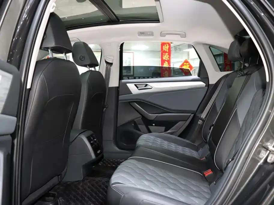 Photo 11 - Volkswagen Sagitar