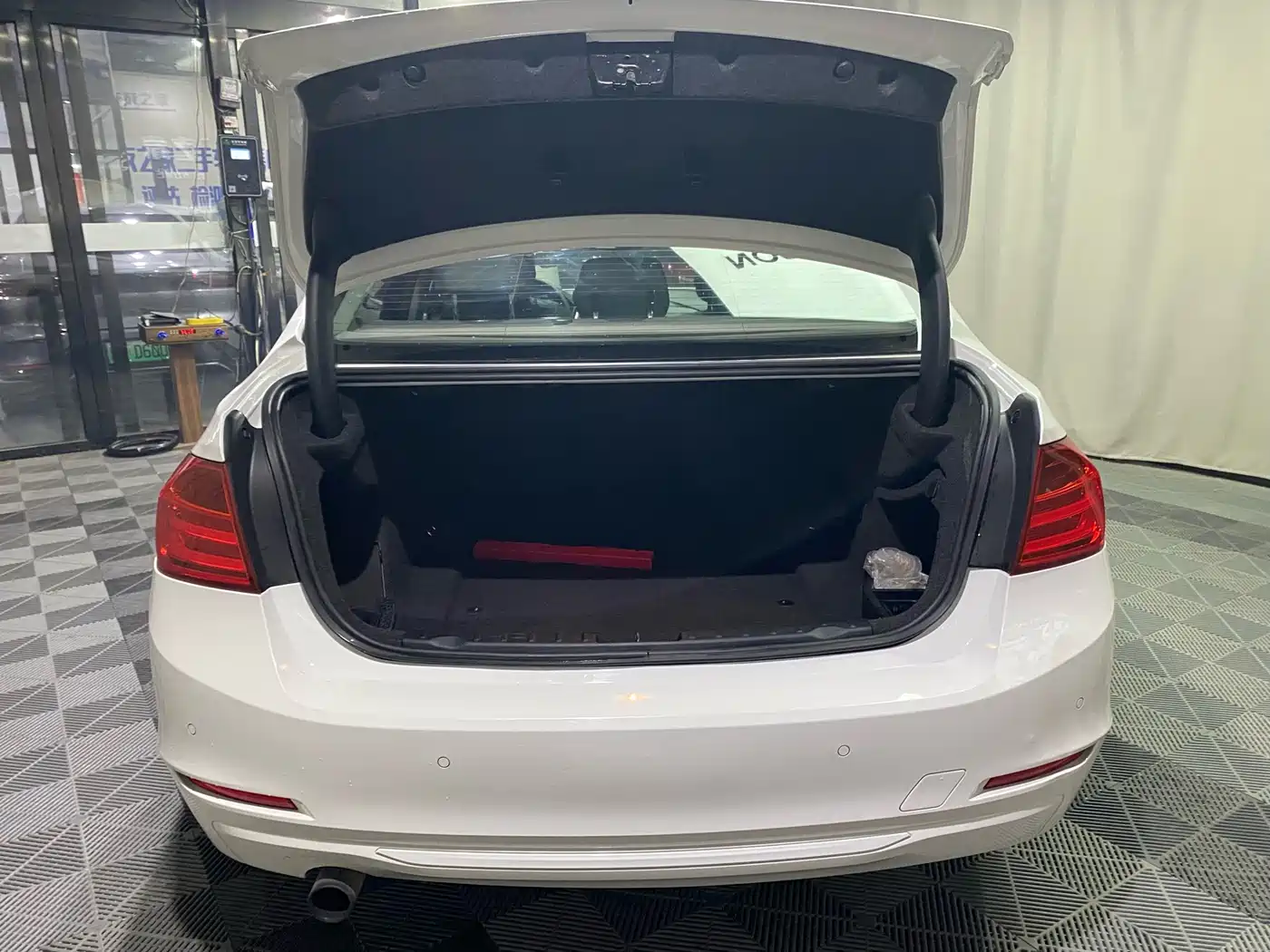 BMW 3 Series 2015 316i Progressive фото 17