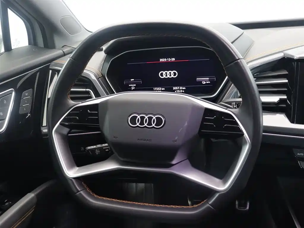 AUDI Q4 E TRON