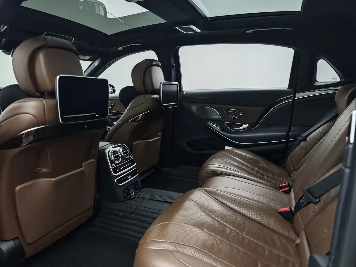 Photo 15 - Mercedes-Benz Maybach S-Class