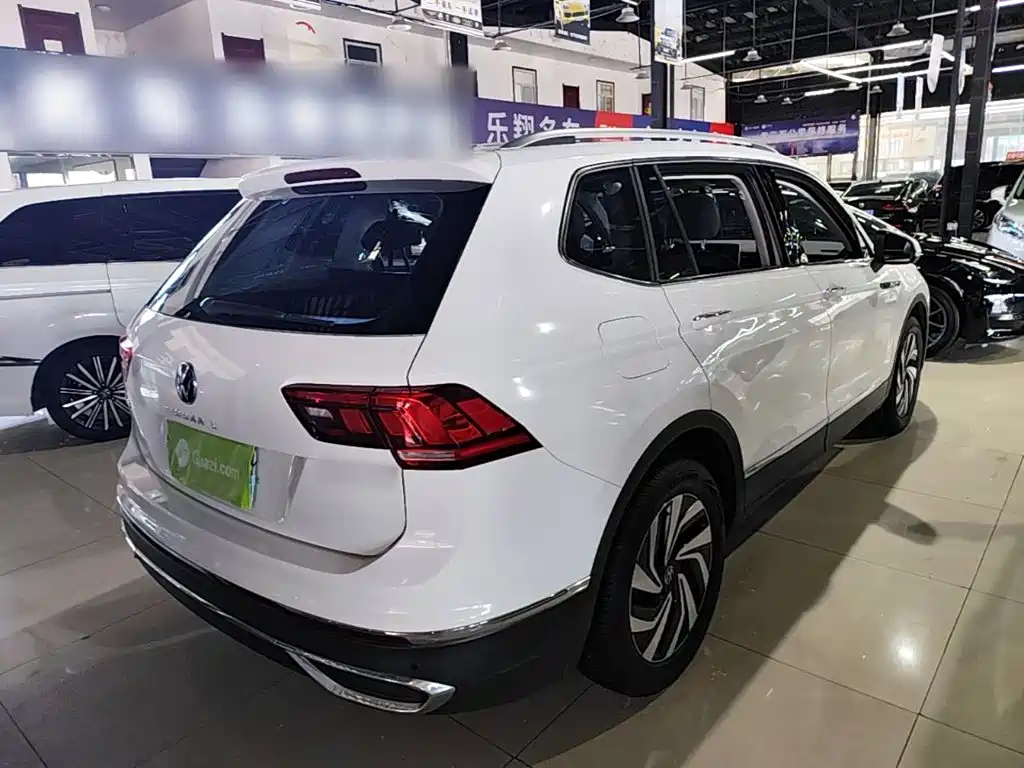 Photo 5 - Volkswagen Tiguan L
