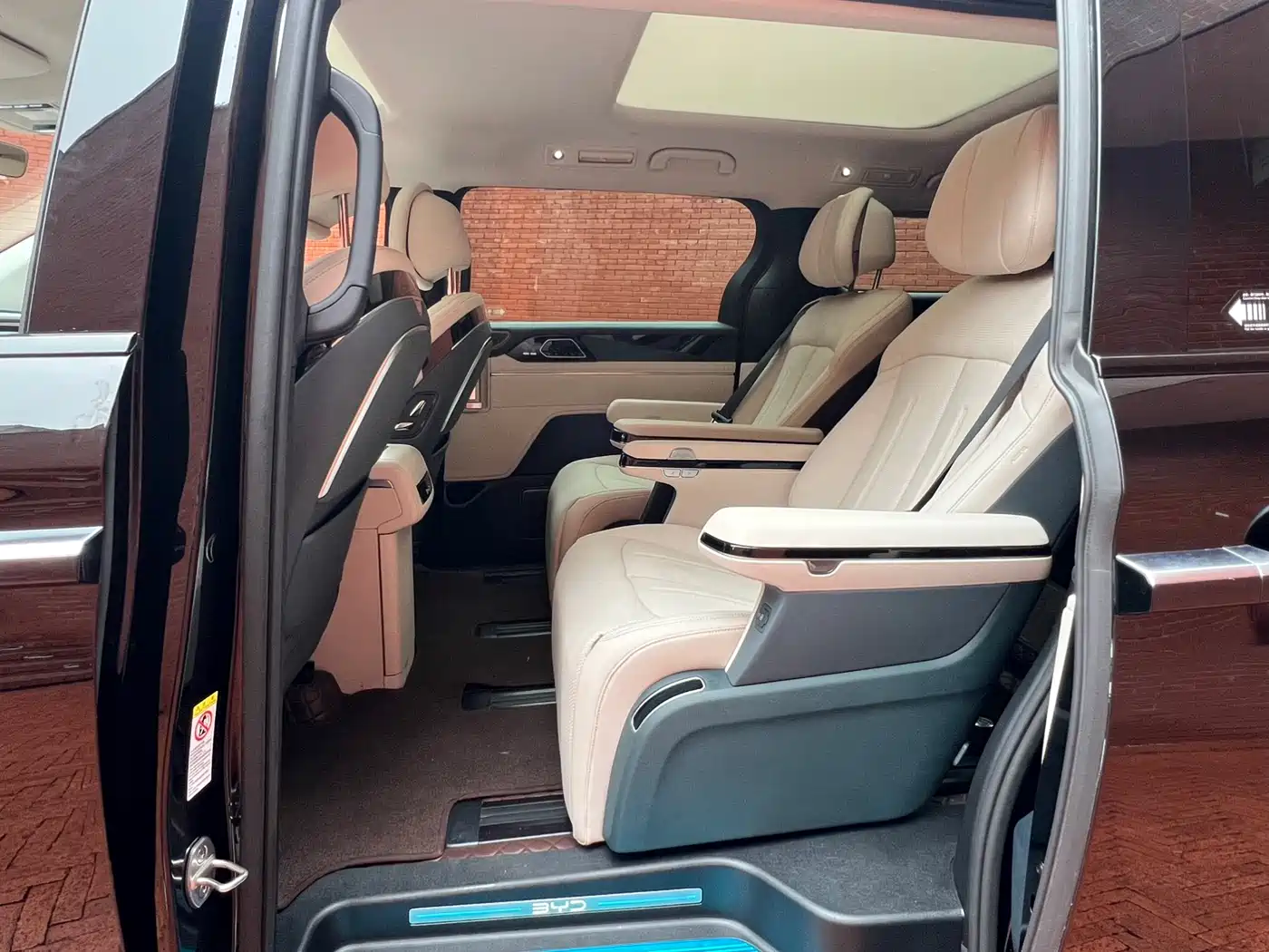 BYD Xia 2025 2025 DM-i 1.5T 180km Surpass Edition