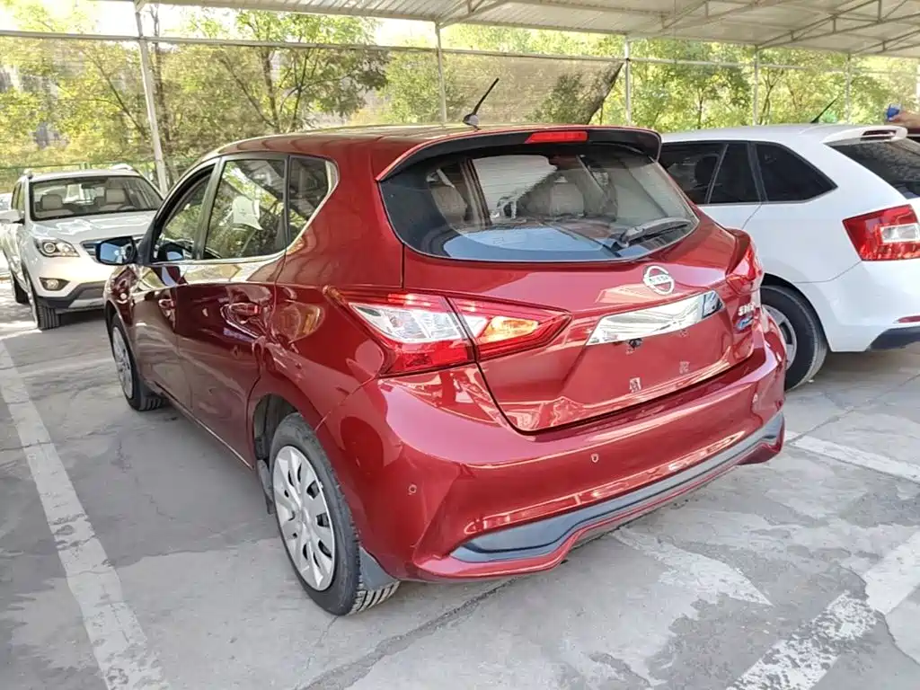 Photo 5 - Nissan Tiida