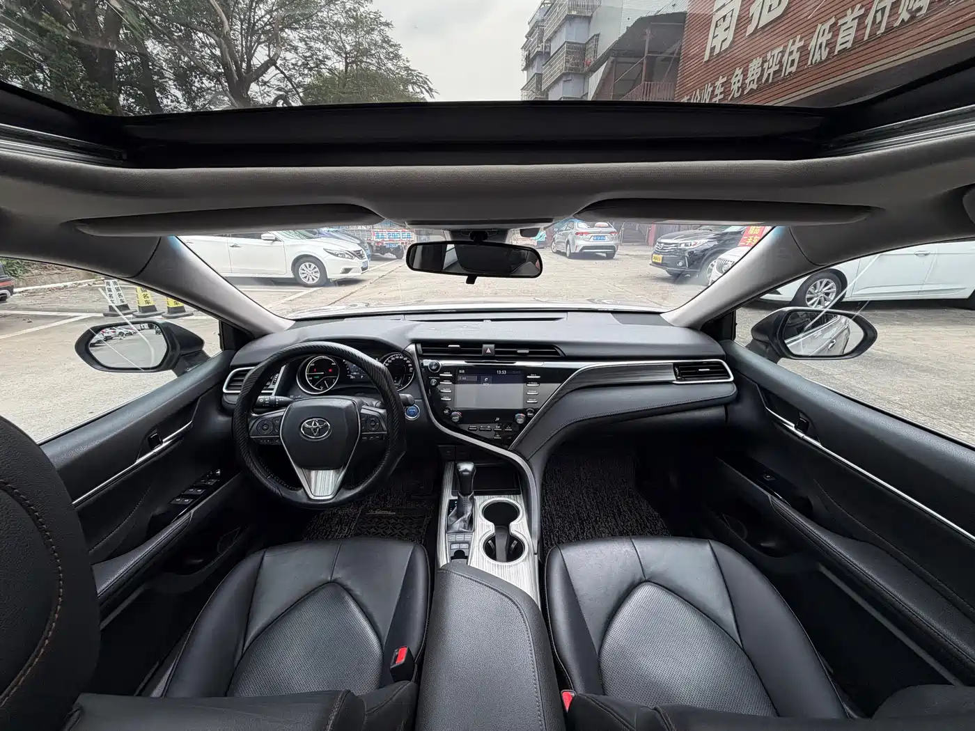 Toyota Camry 2018 Hybrid 2.5HG Luxury Edition фото 10