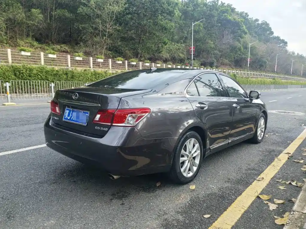 Фото 4 - Lexus ES