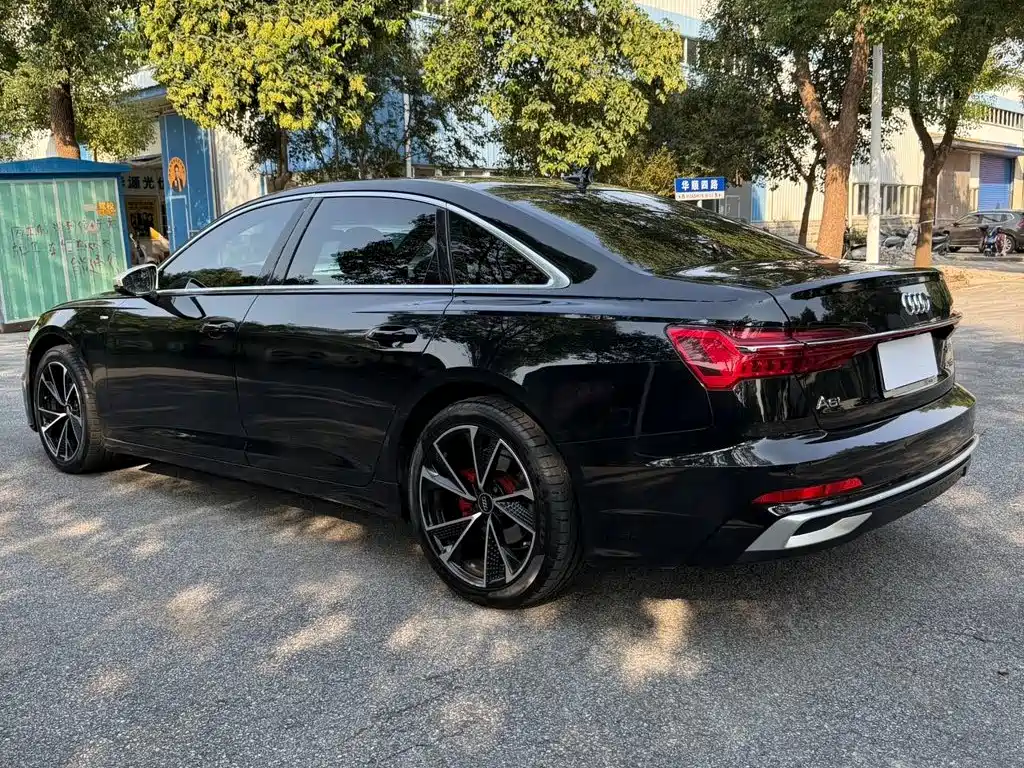 Фото 7 - Audi A6L