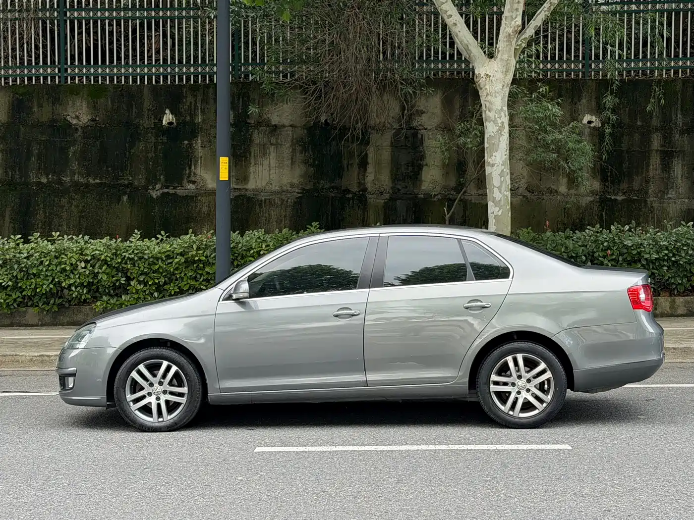 Volkswagen Sagitar 2011 1.6L Automatic Fashion фото 5