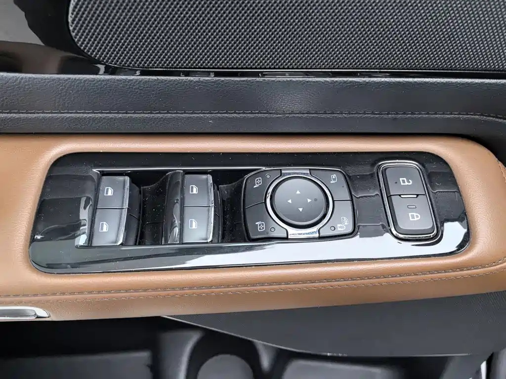 Photo 9 - Lincoln Aviator