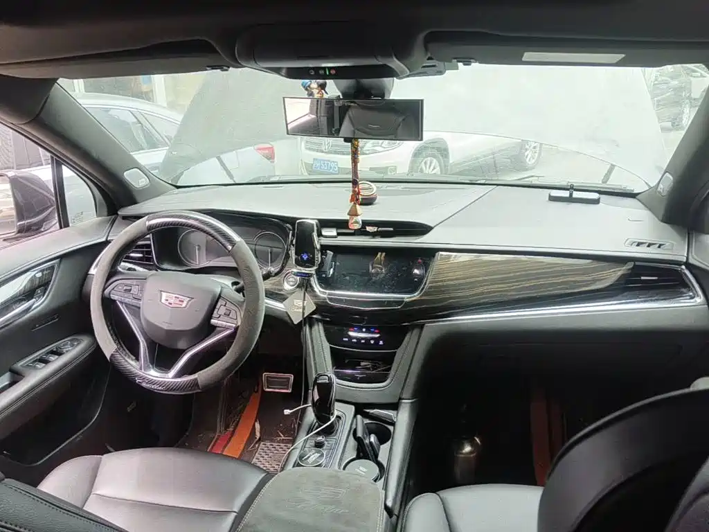 Фото 12 - Cadillac XT6