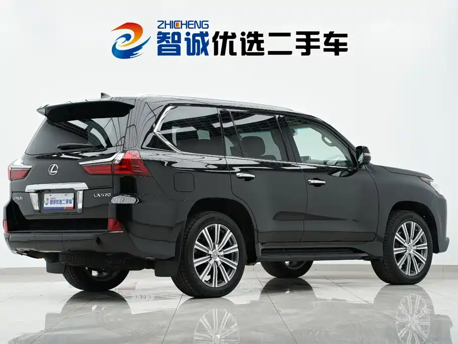 Фото 34 - Lexus LX