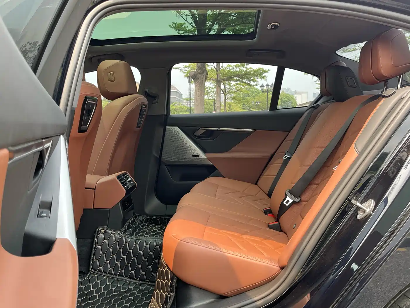 BMW 5 Series 2024 530Li Leading M Sport Package фото 11