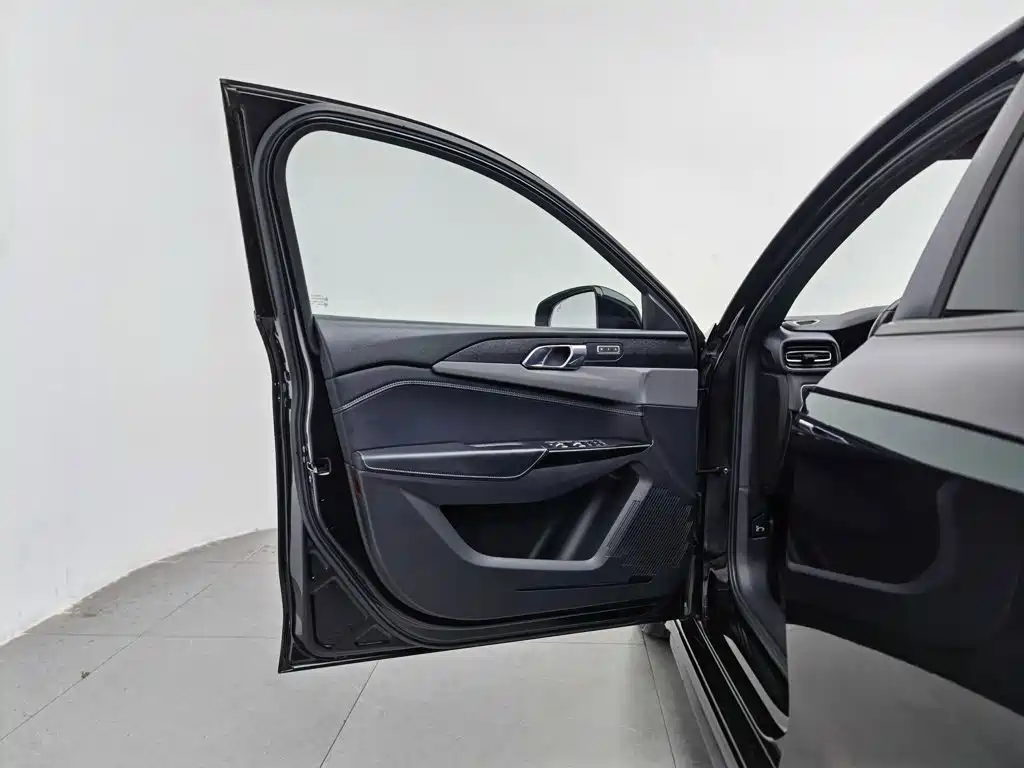 صورة 8 - Lynk & Co 03