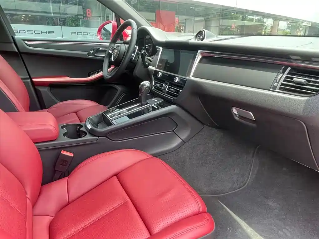 PORSCHE MACAN