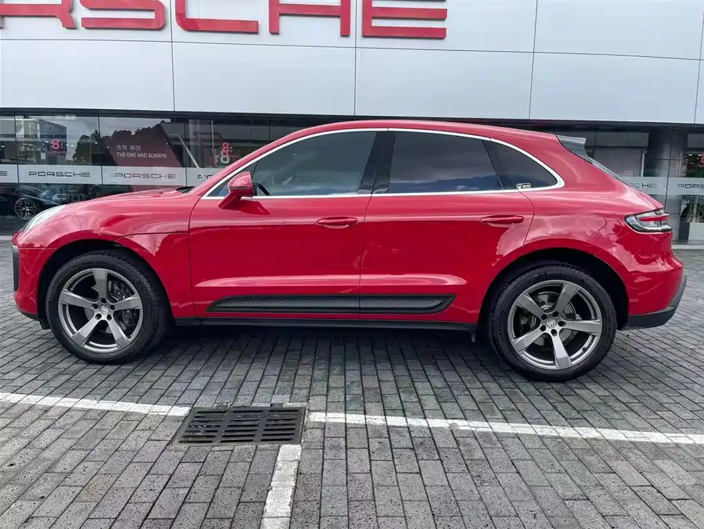 PORSCHE MACAN
