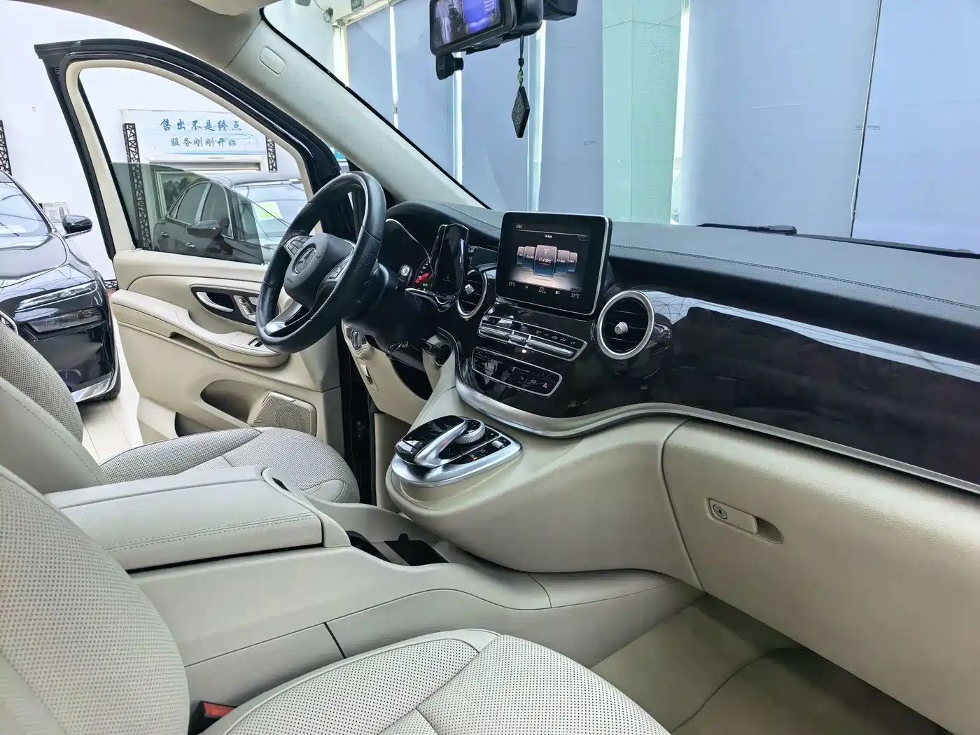 Photo 8 - Mercedes-Benz V-Class