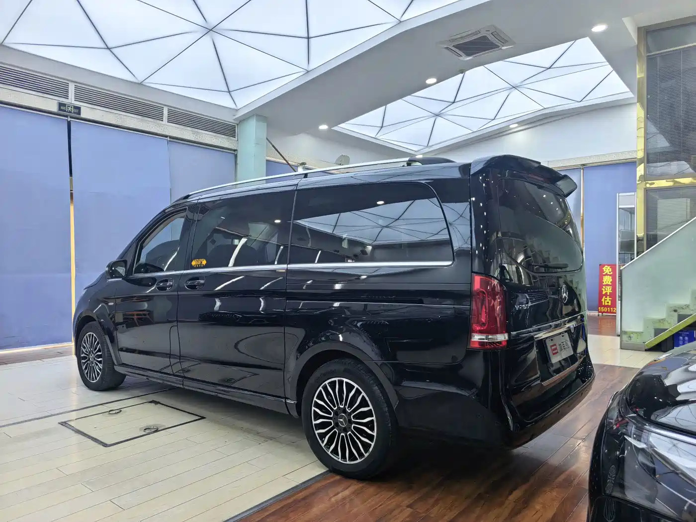 Photo 20 - Mercedes-Benz V-Class