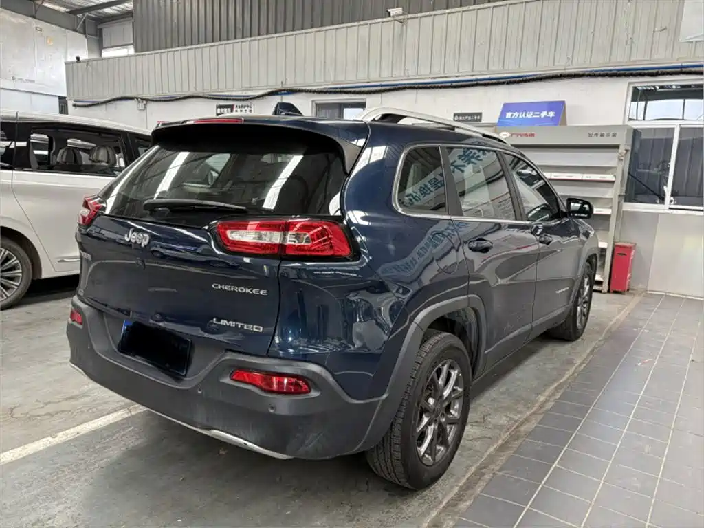 Фото 8 - Jeep Cherokee