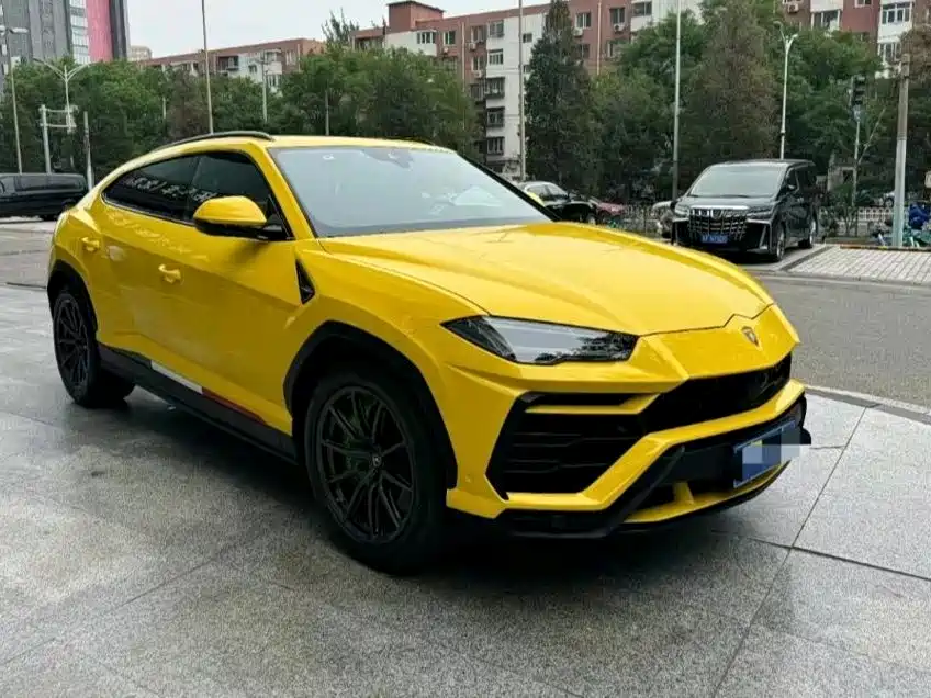 Фото 2 - Lamborghini Urus