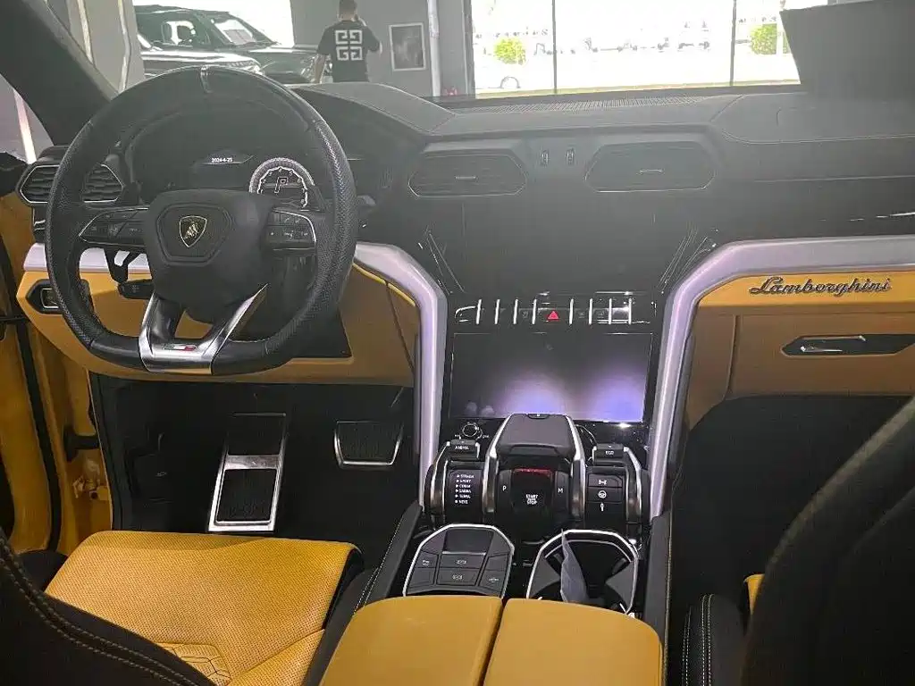 Фото 10 - Lamborghini Urus