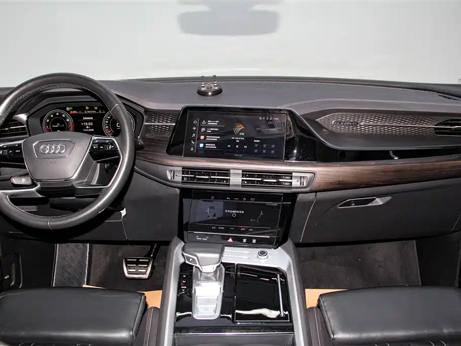AUDI Q6