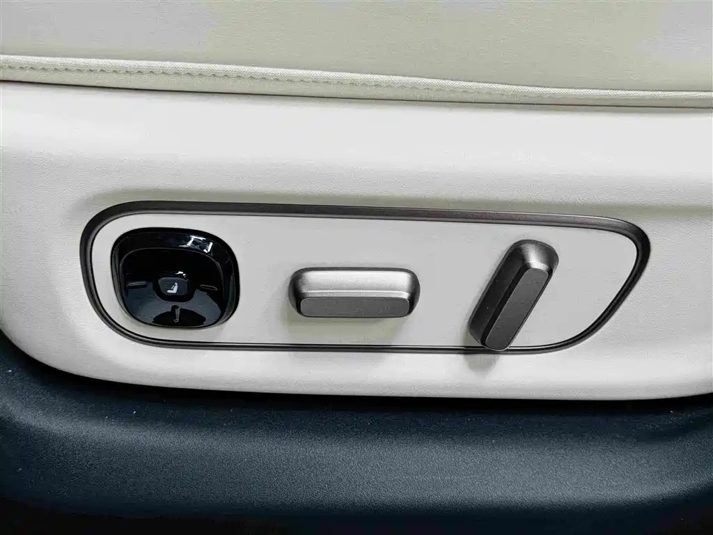 Li Auto i6 2026 2025 4WD Base Model
