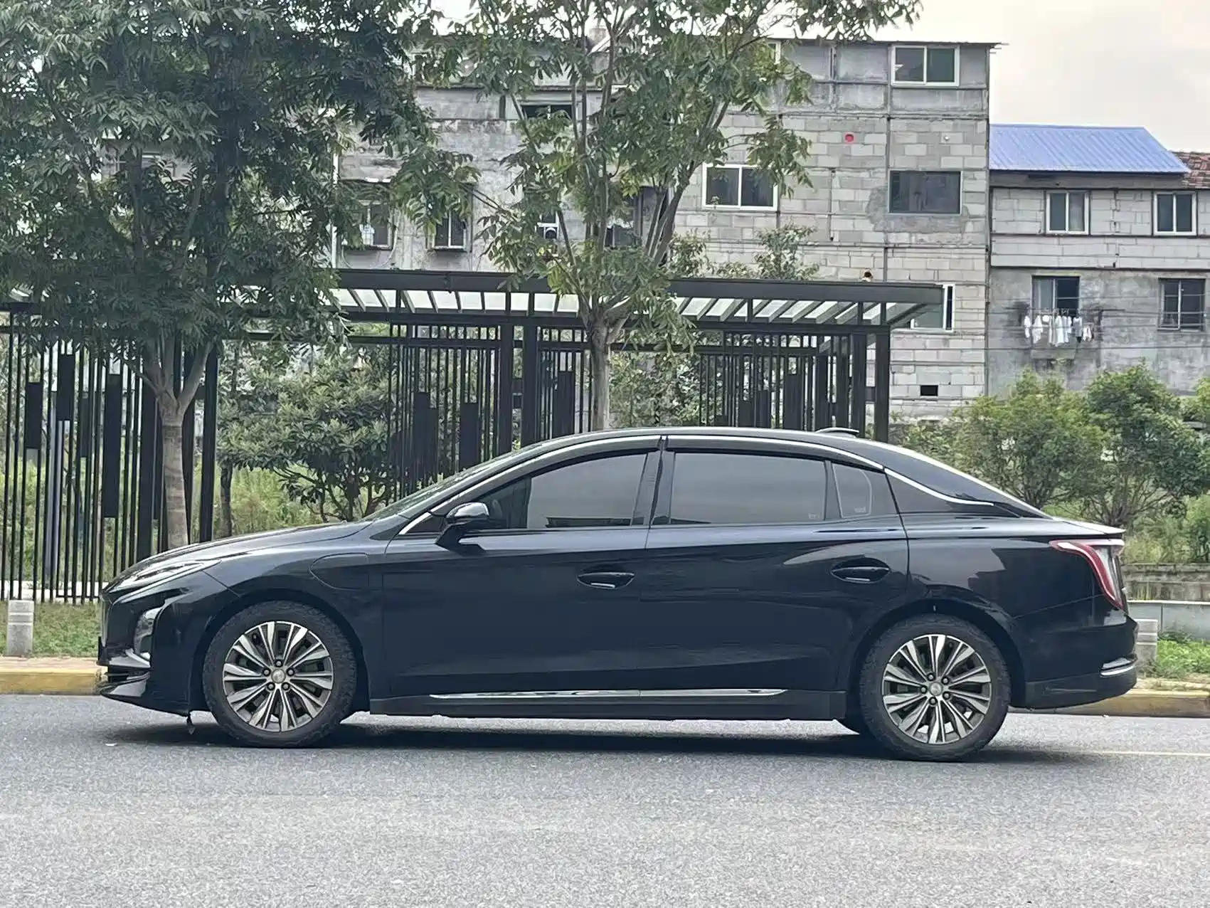 Photo 7 - Hongqi E-QM5