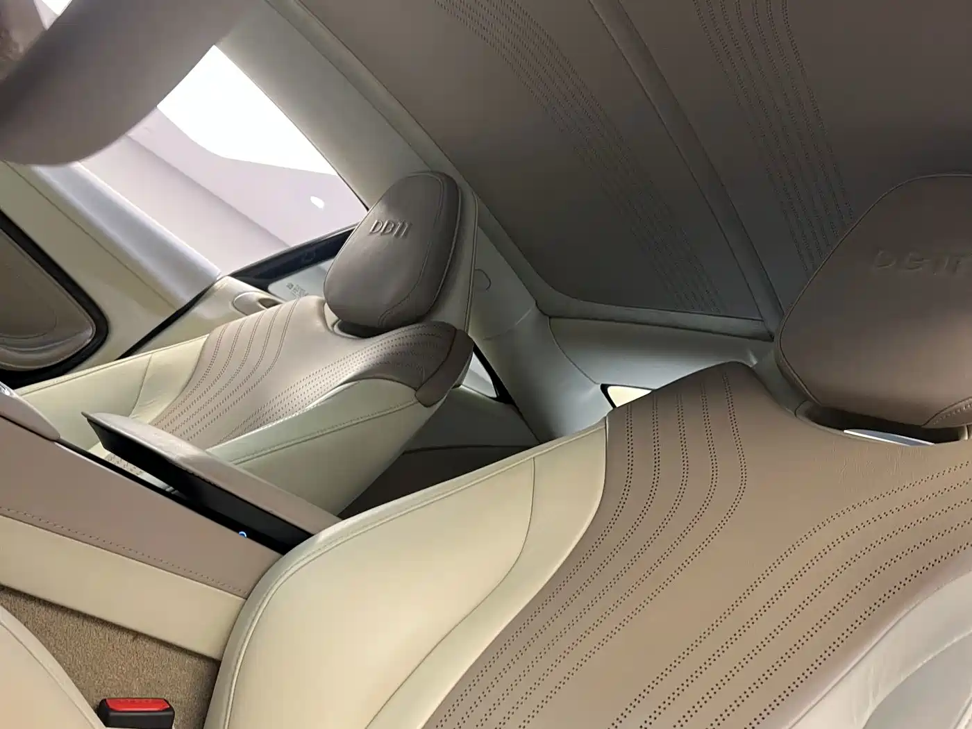 Aston Martin DB11 2017 2016 5.2T Launch Edition