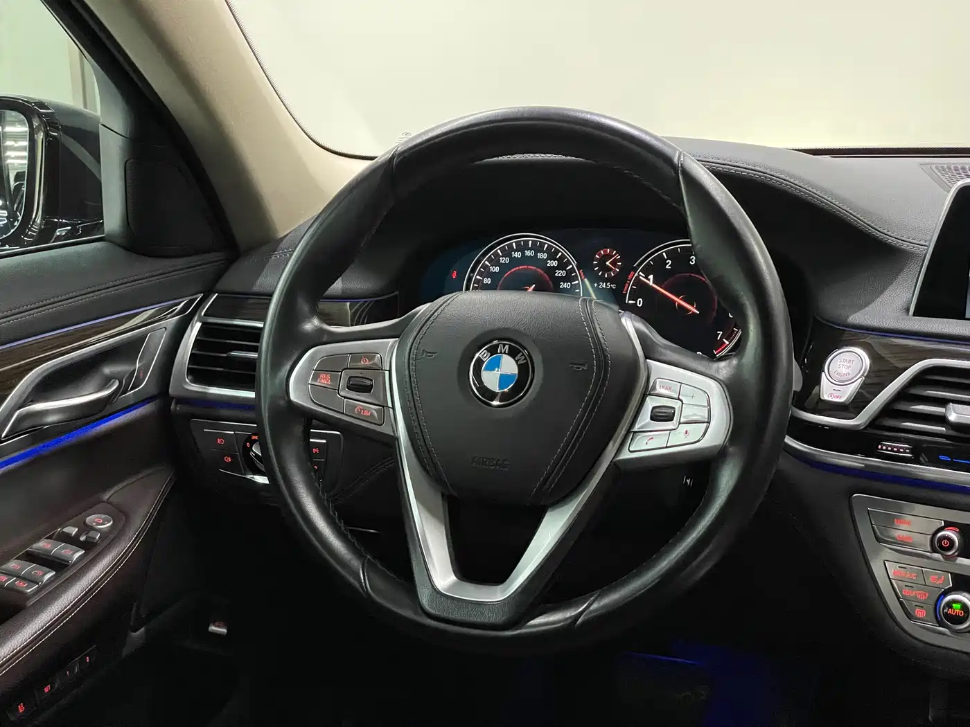 BMW 7 Series 2016 730Li Leading фото 17