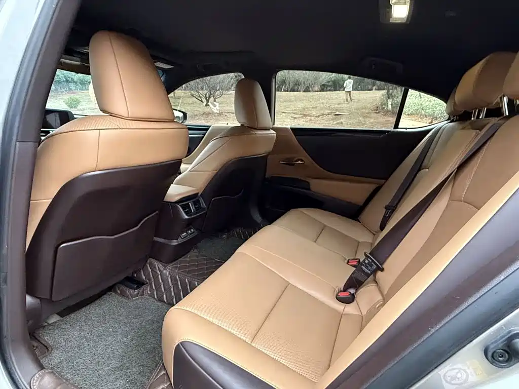 Фото 9 - Lexus ES