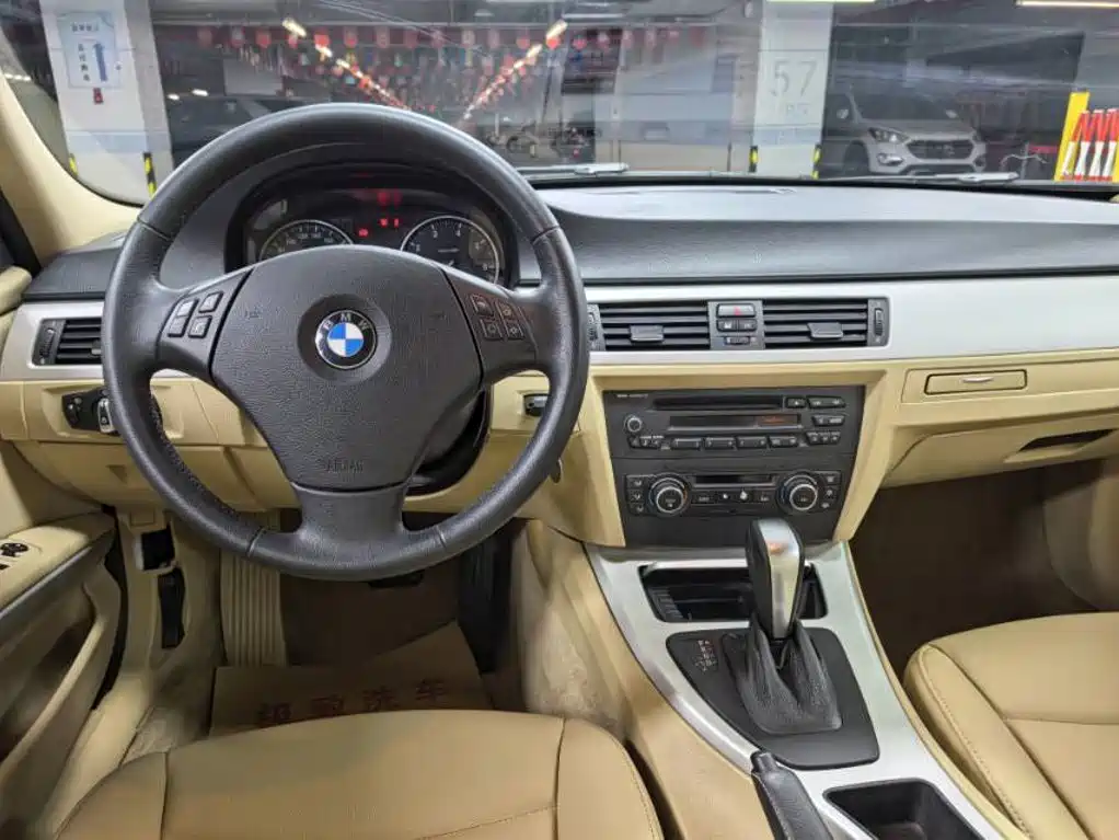 BMW 3 Series 2010 2011 318i Leading