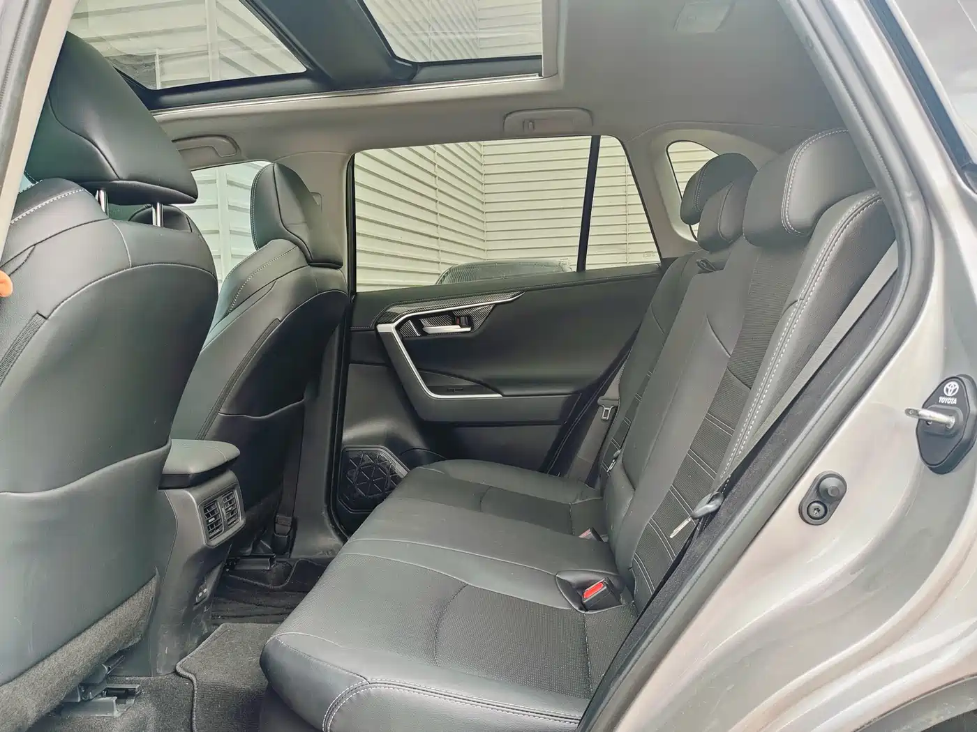 Toyota Wildlander 2023 Hybrid 2.5L E-CVT AWD Premium Edition фото 10