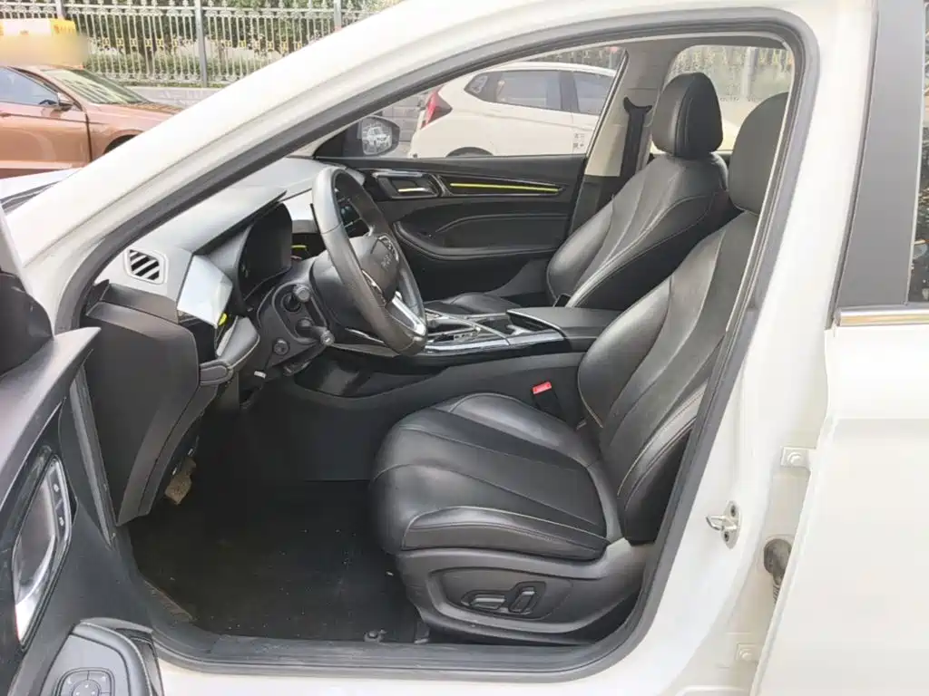 Фото 15 - Roewe i5