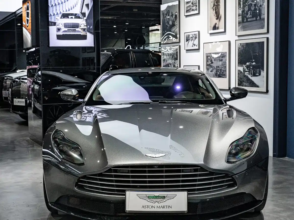Фото 2 - Aston Martin DB11