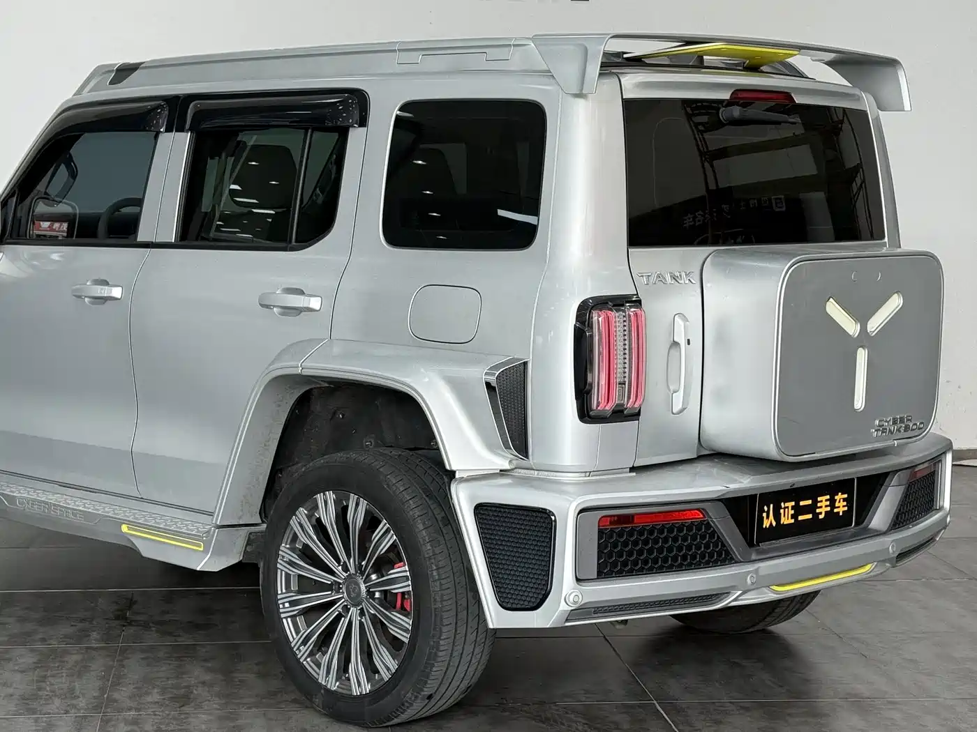 TANK CO CREATION TANK 300