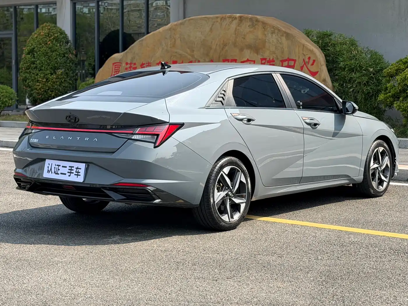 Hyundai Elantra 2021 1.5L CVT LUX Premium Edition фото 12