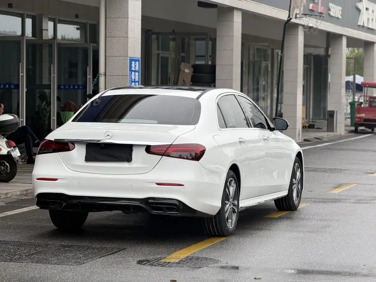 Фото 17 - Mercedes-Benz E-Class